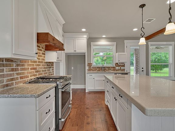 5th image of 9585 Lancaster Dr