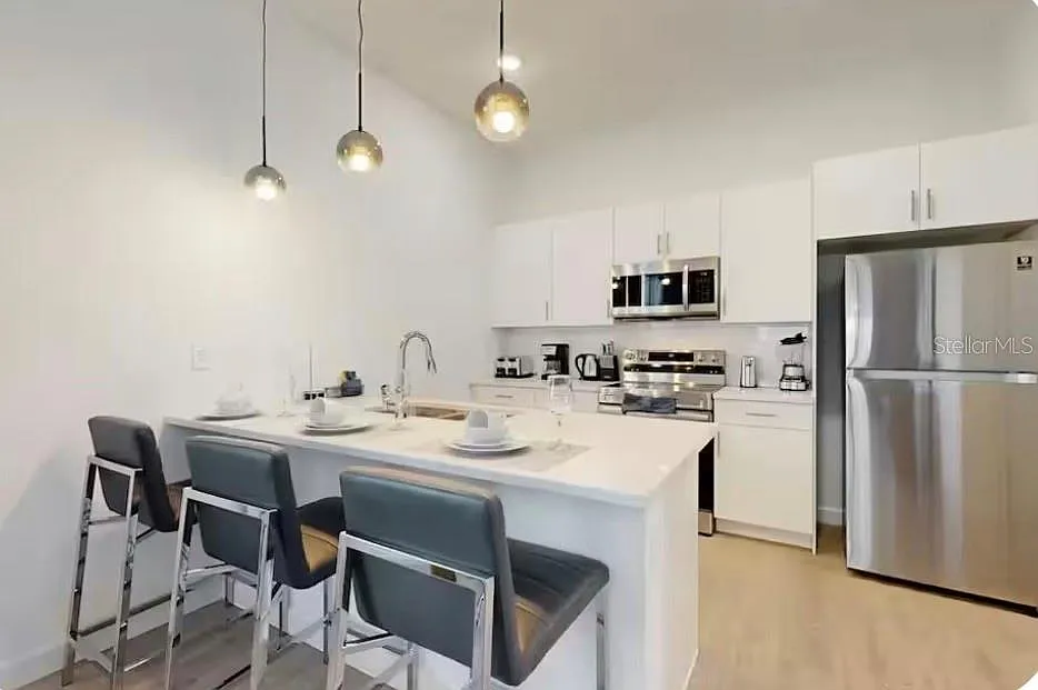 5 bed, 4.0 bath, 2048 sqft, $3,200 — Photo 4