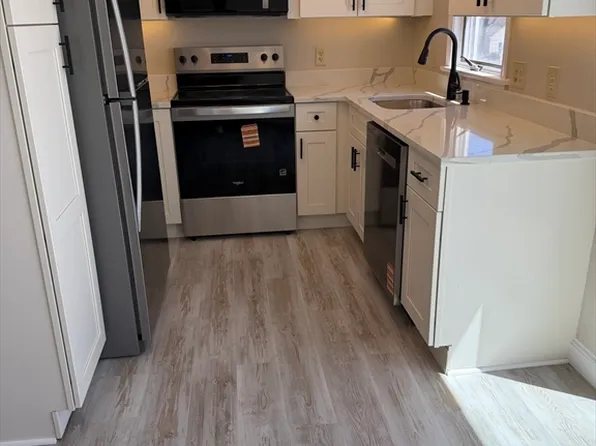 23 Victoria Heights Rd Unit 23, Hyde Park, MA 02136
