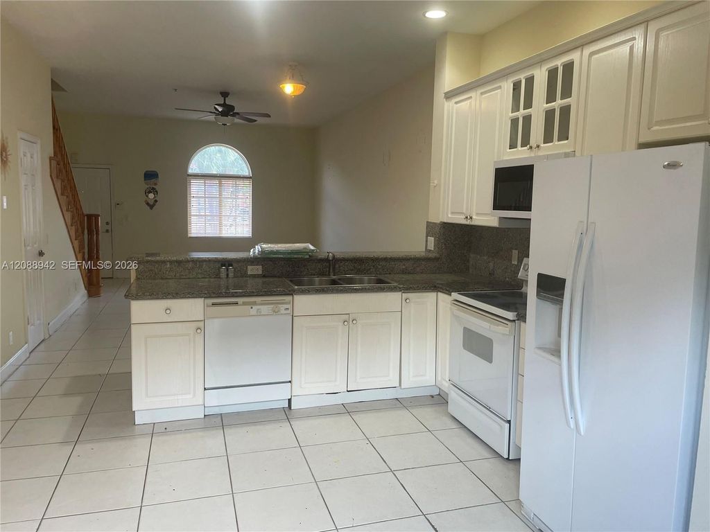 2447 NE 14th St APT 510, photo 3