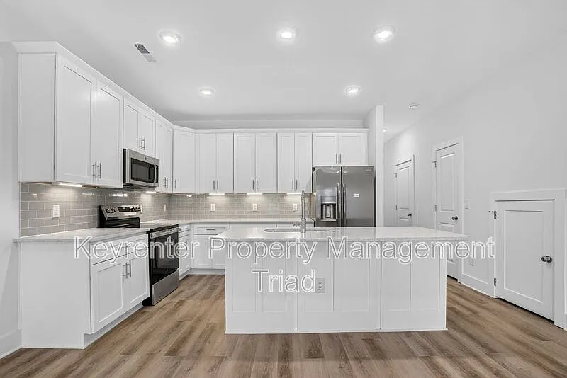 3 bed, 2.5 bath, 1637 sqft, $2,100 — Photo 3