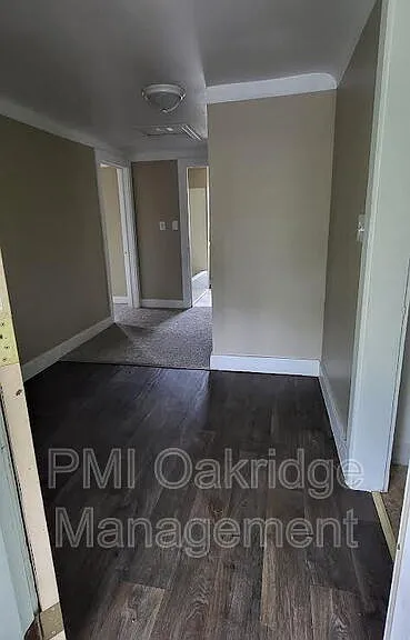 906 1/2 Race Dr — Photo 2