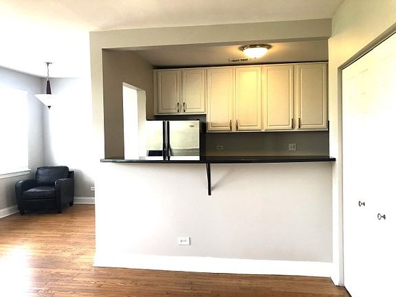 5th image of 2501 W Touhy Ave APT 402