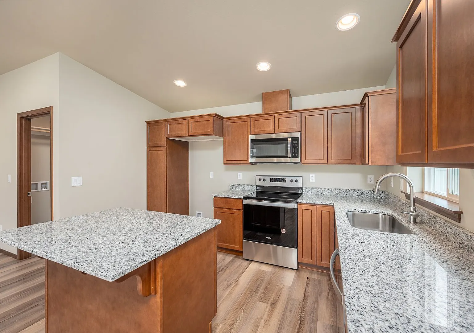 3 bed, 2 bath - newer construction with fenced yard! Weekly landscaping included. — Photo 4