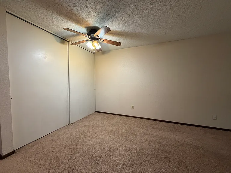 1700 Four Oaks Rd #124 — Photo 2