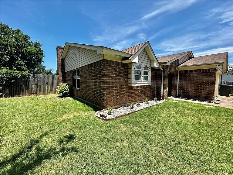 6209 Gayle Dr — Photo 3