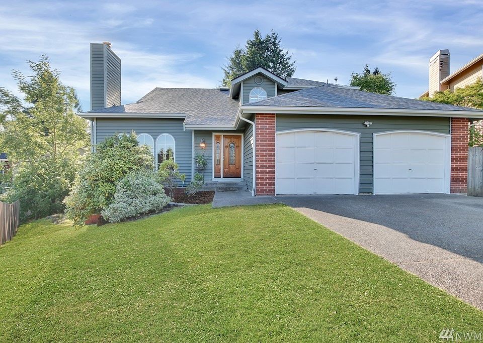 This Darling Downtown Puyallup 3-Story Home is Nestled in a Private and Secluded Cul-De-Sac. New Siding 2017, New Roof & Gutters 2019.