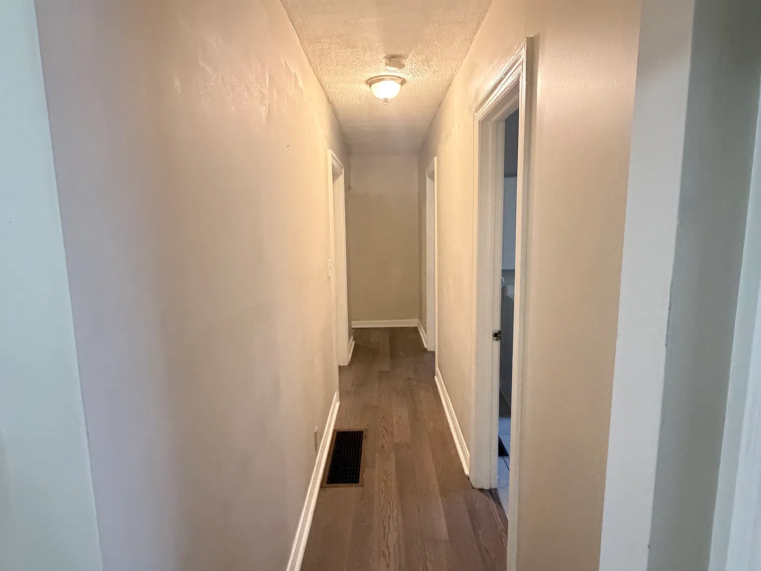 3 bed, 924 sqft, $1,000 — Photo 2