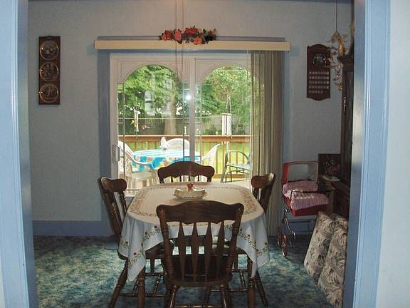 dining with sliders to deck