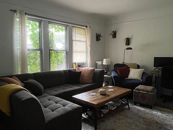 4th image of 3643-3645 N Greenview Ave #3645-2D
