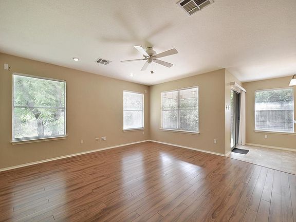5th image of 1022 Leah Ln