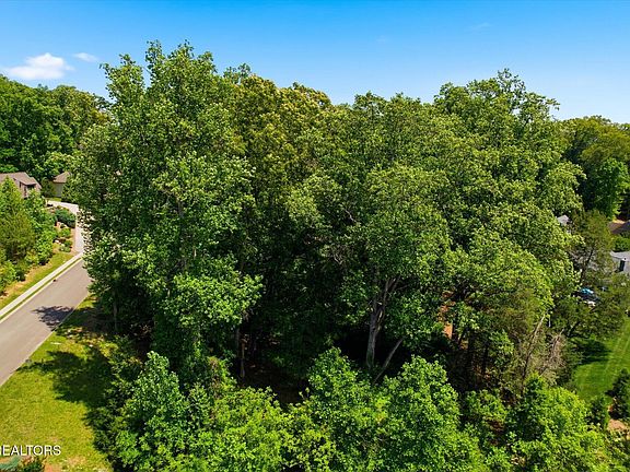 3rd image of 2221 Viewcrest Ln