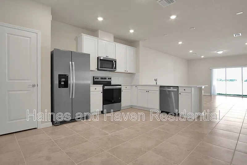 3 bed, 2.5 bath, 1699 sqft, $1,895 — Photo 3