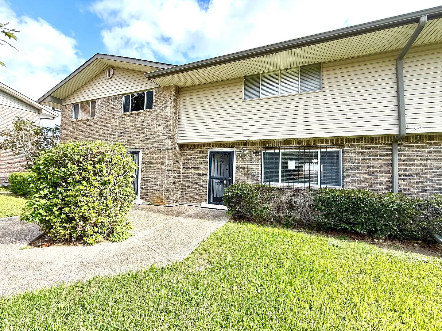 **Move-In Special**3-Bedroom Townhouse with Water Included & Community Pool! — Photo 2