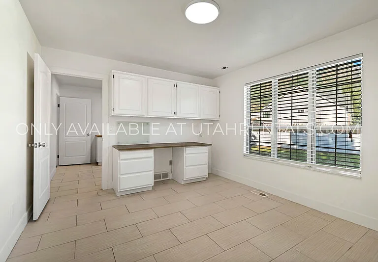 960 N Eastview Dr — Photo 13