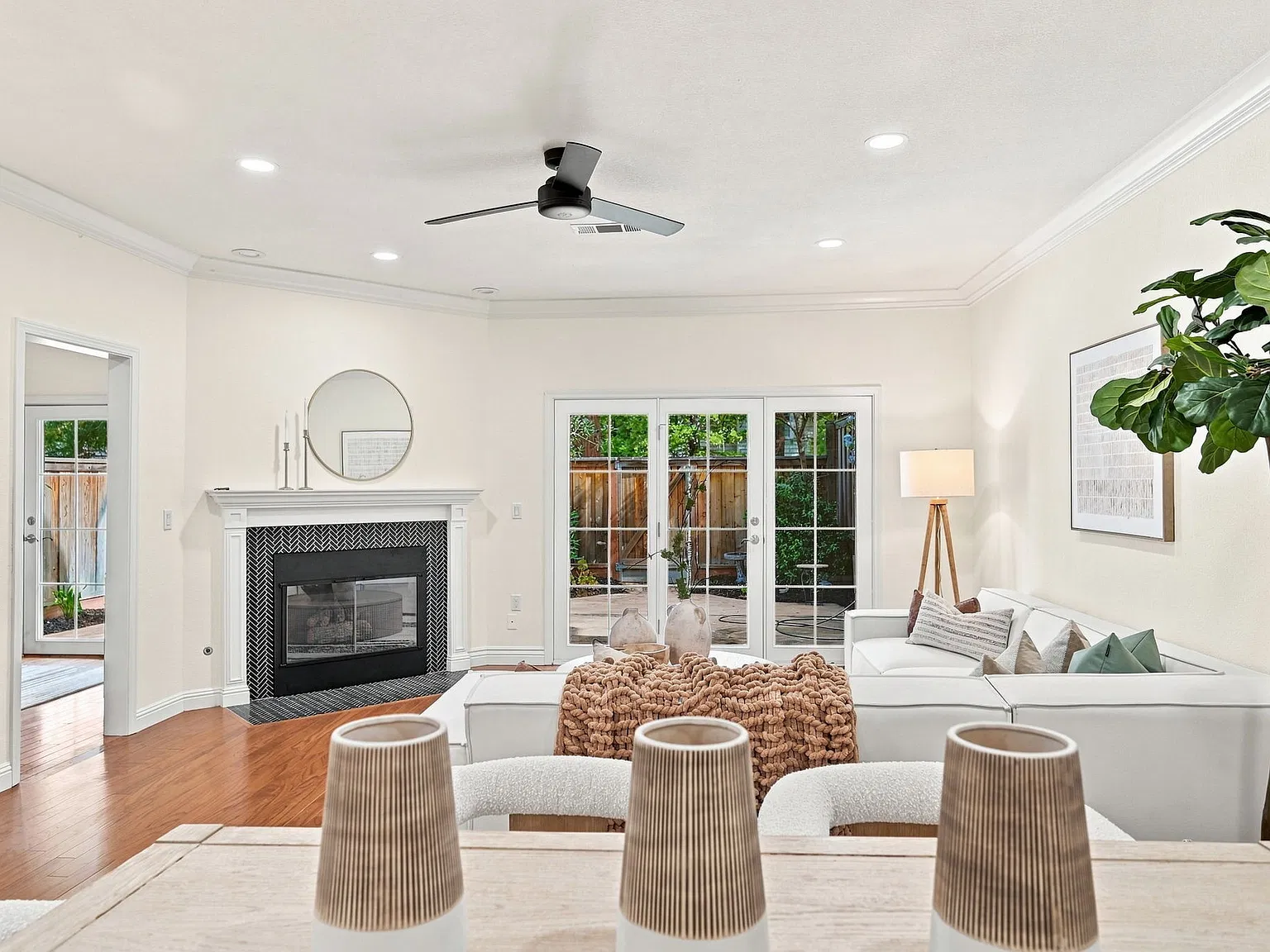 4 bed, 2.5 bath, 2315 sqft, $4,995 — Photo 3