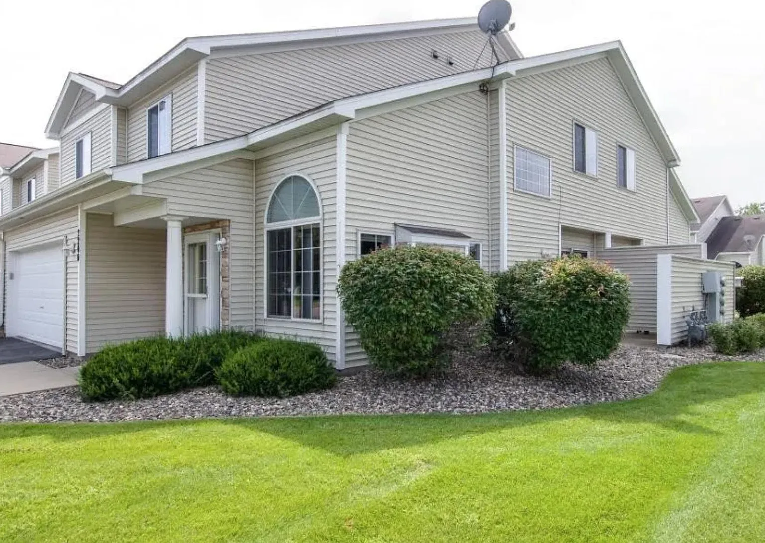2 bed, 1.5 bath, 1645 sqft, $2,100 — Photo 2