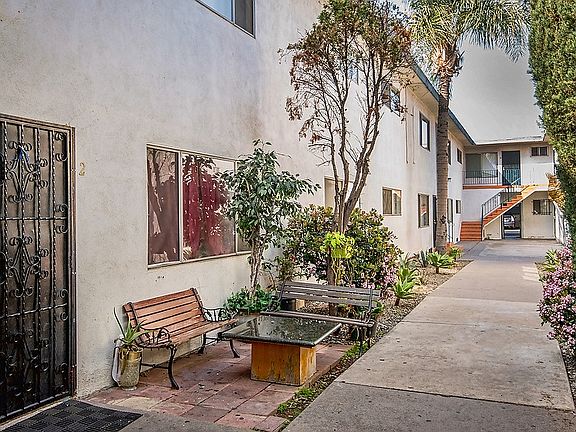 5th image of 919 S Flower St APT 03
