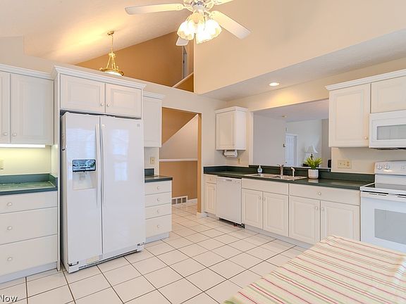 4th image of 390 Blair Cir