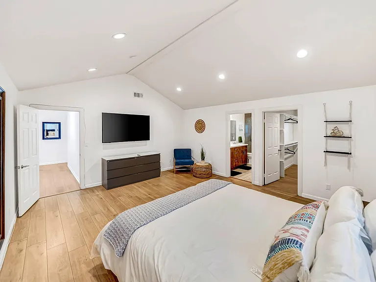 7715 Oakdale Ave — Photo 16