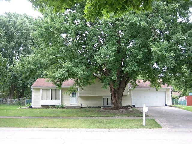 1949 Pleasant Ave photo 1