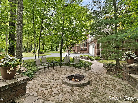 4th image of 4649 Dunrobin Dr NE