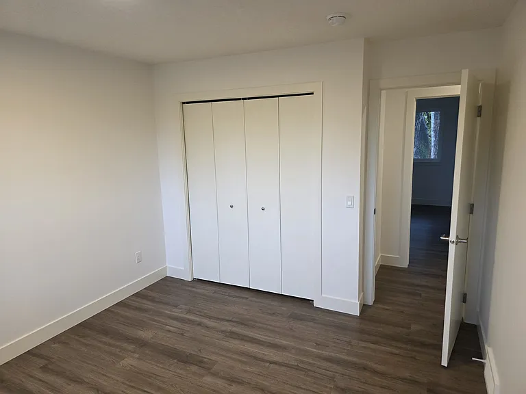 908 Canford Cres SW — Photo 15