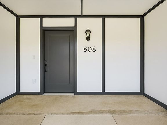 3rd image of 808 Easter Dr