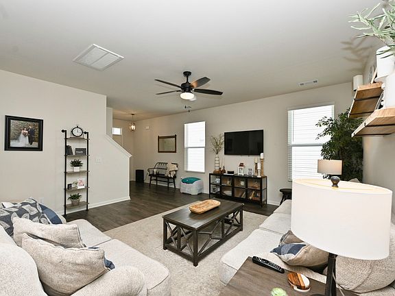 4th image of 522 Red Barn Way
