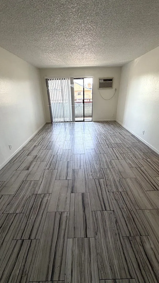 6726 WOODLEY — Photo 3