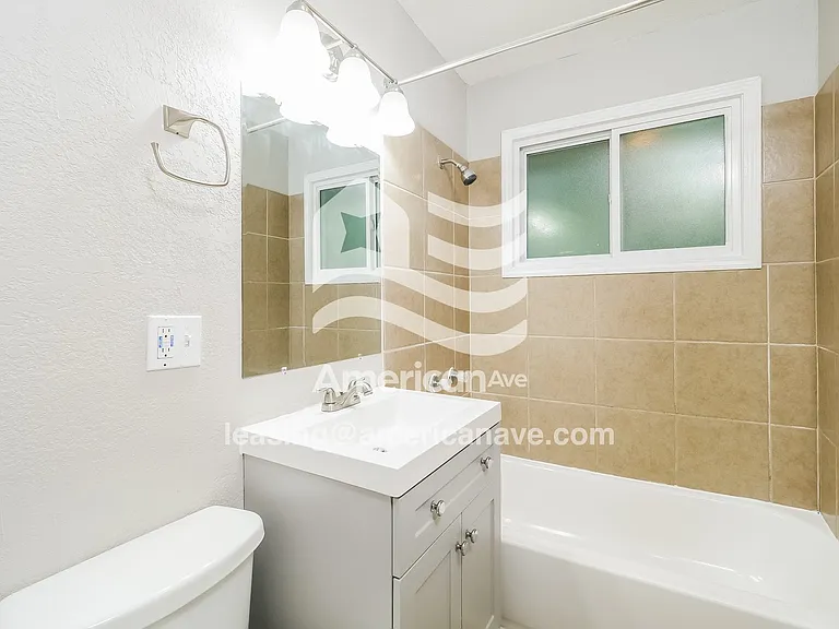 1409820_009_wm_-_main_bathroom_13266980.jpg