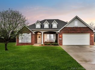 1112 N Circle Dr, Broken Arrow, OK 74012