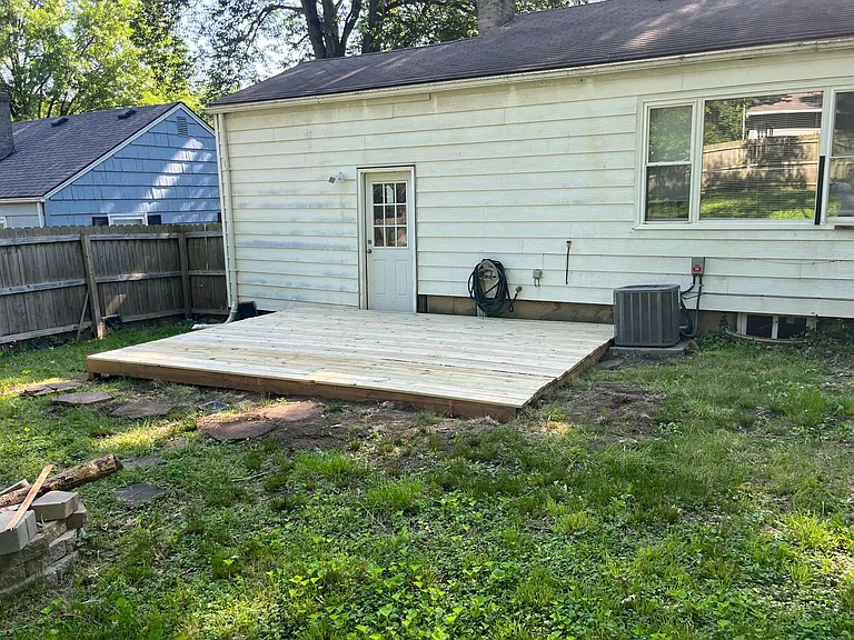 Fenced in back yard with new Deck!