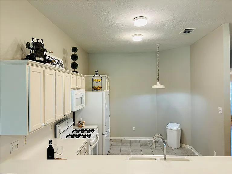 1404 Helmsley Dr — Photo 12
