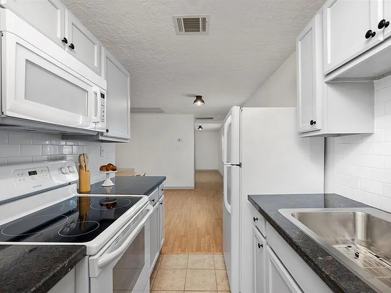 325 E A St — Photo 7
