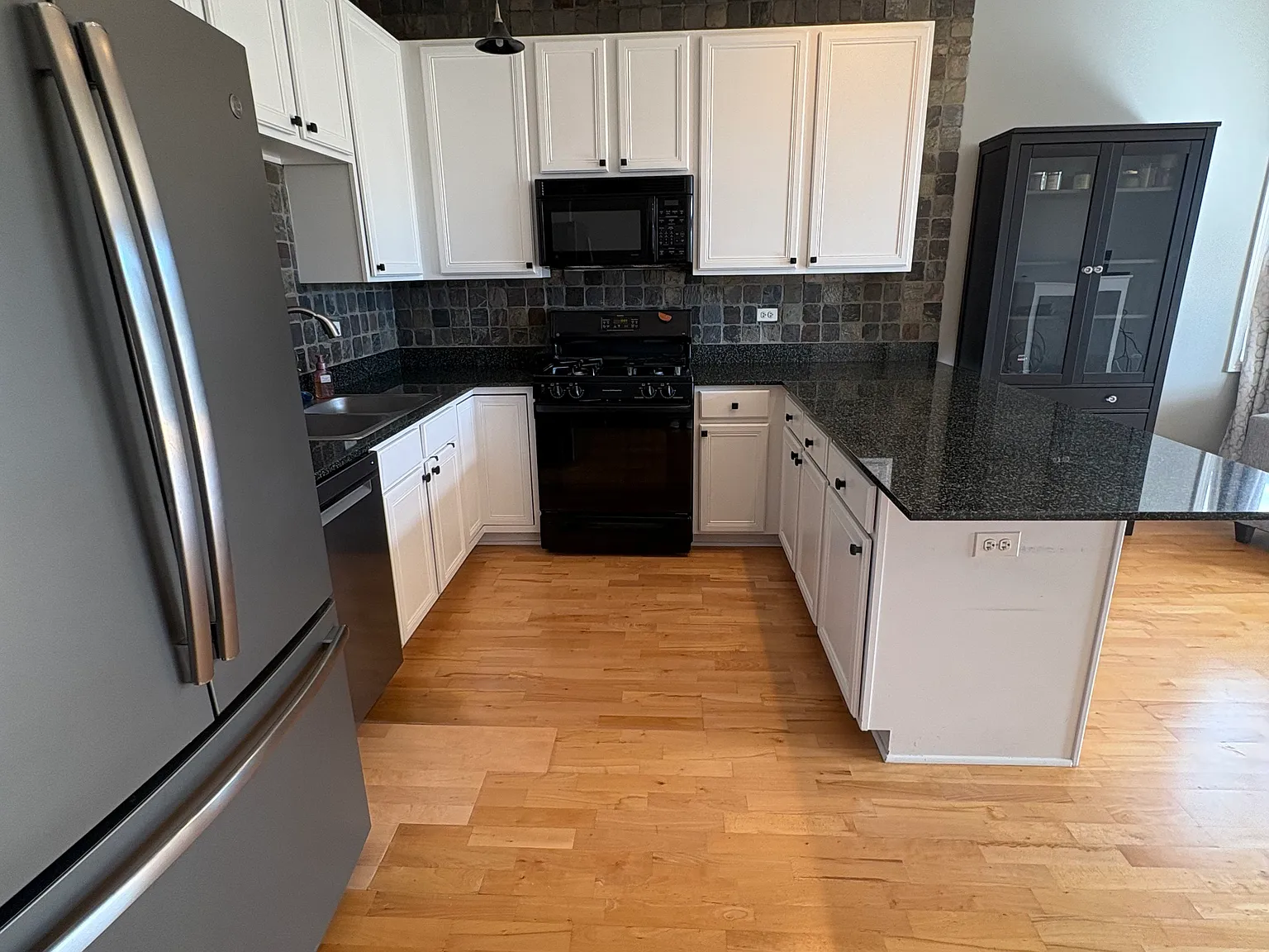 2 bed, 1.5 bath, 1040 sqft, $2,900 — Photo 2
