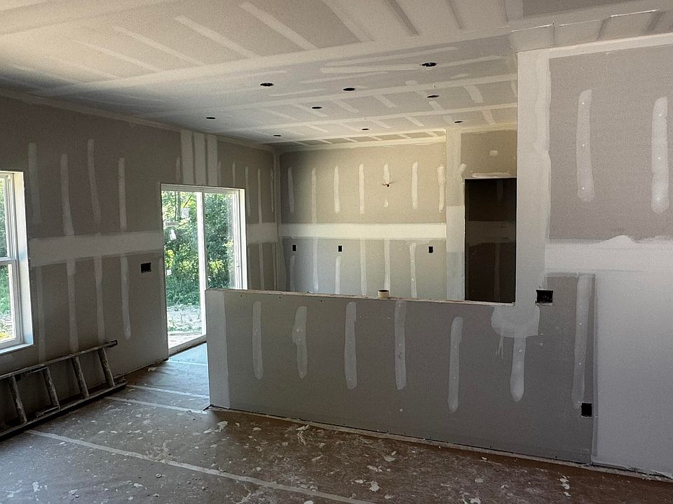 2nd image of 424 Hudson St