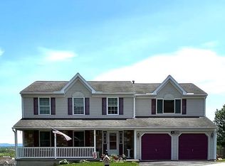 14 Crestview Dr, Sinking Spring, PA 19608