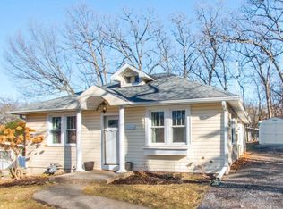 779 Aweogon Rd, Fontana, WI 53125