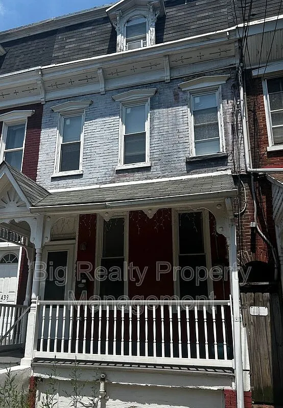 4 bed, 1.5 bath, 1653 sqft, $1,650 — Photo 1