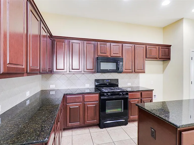 3608 Glastonbury Trl — Photo 28