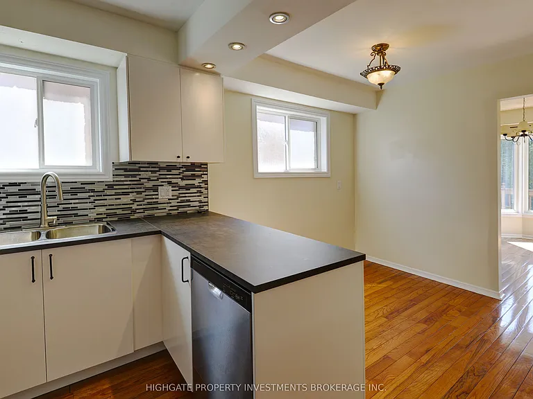654 Brougham Pl #MAIN UPPER — Photo 10