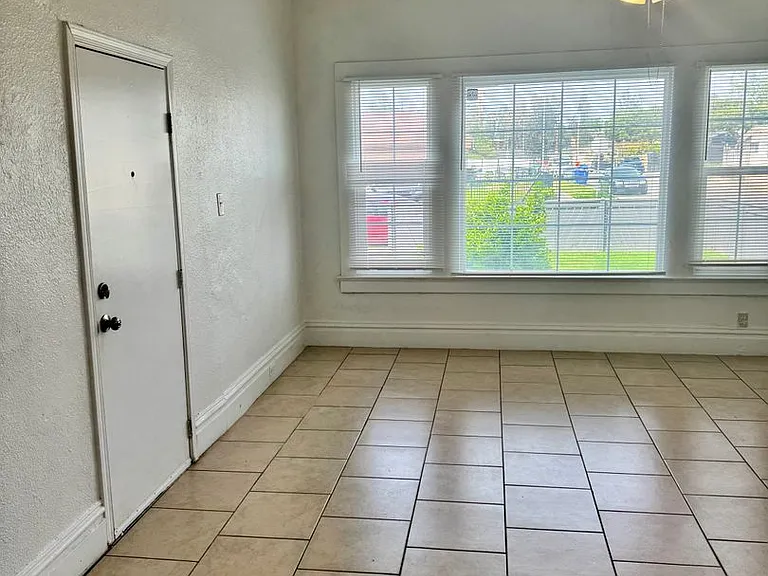 642 N Thorne Ave — Photo 3