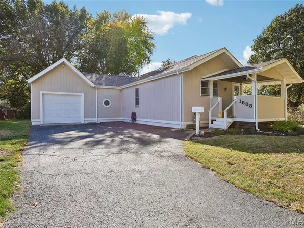 1508 Karin Dr, Swansea, IL 62226