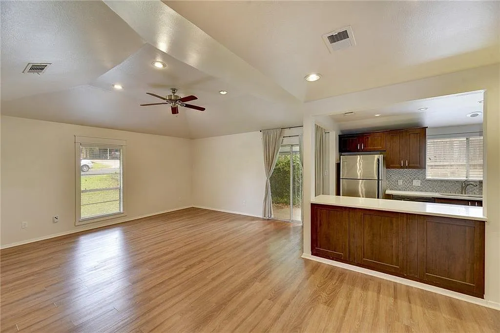 2 bed, 1000 sqft, $2,000 — Photo 1