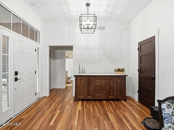 4th image of 305 Ridgepoint Cir