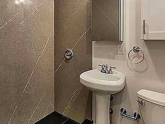 4th image of 226 East Dr #10-1