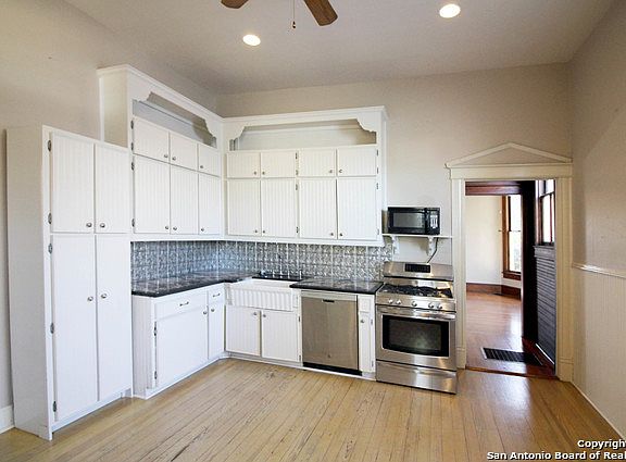 4th image of 434 Adams St