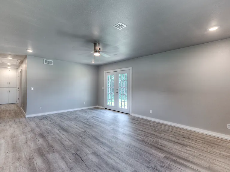 3923 N Lansing Ave — Photo 8