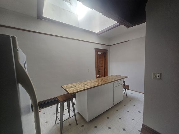 4th image of 918 1/2 Ludington St #2